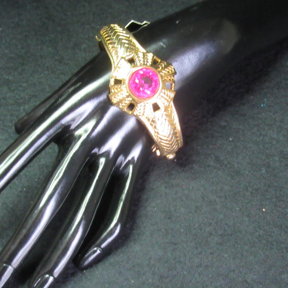 NWT Savvy gold tone bracelet with crystal